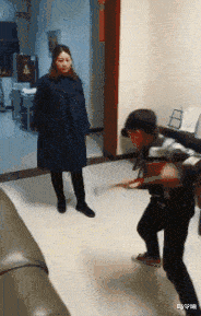  一女子跳河自尽，结果因为会游泳在河里边游边哭。