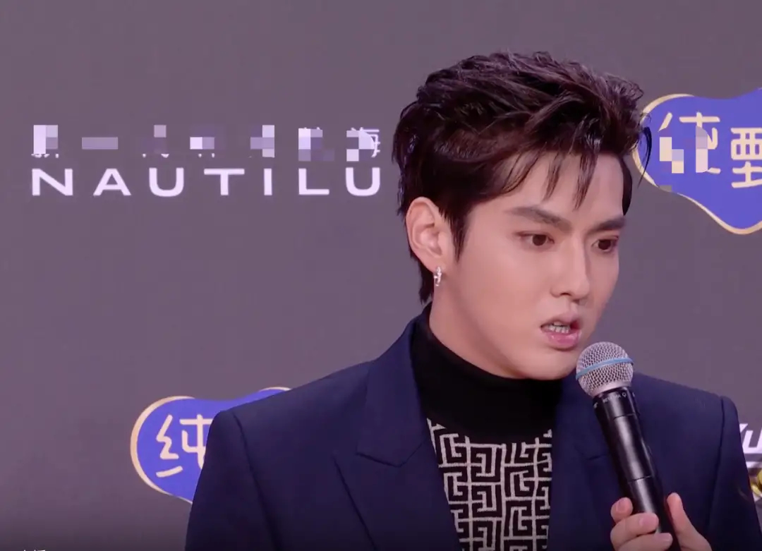 周星驰|92位明星走红毯，有一半争着与丁真合影？黄子韬台上邀自拍