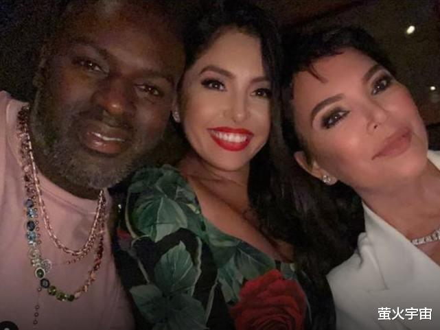 易烊千玺|40岁金·卡戴珊霸气赴派对，小腹平坦侧影壮观，却被萌娃踩了斗篷