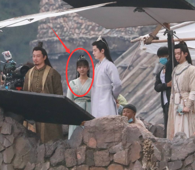 肖战|肖战《玉骨遥》曝路透，腰板挺直仪态佳，身旁又现横店鹰眼？