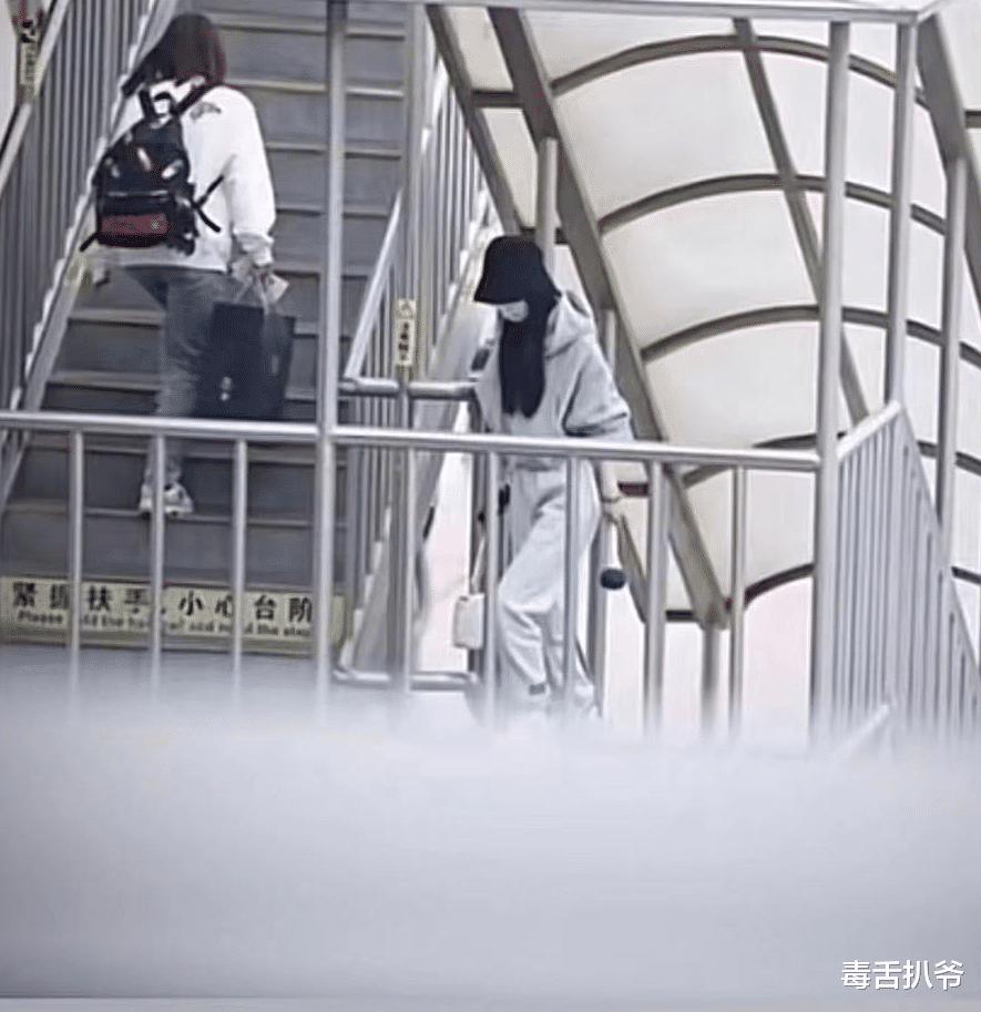 赵丽颖|赵丽颖离婚后首次现身！身材纤细大长腿吸睛，手拿养生锤气场十足