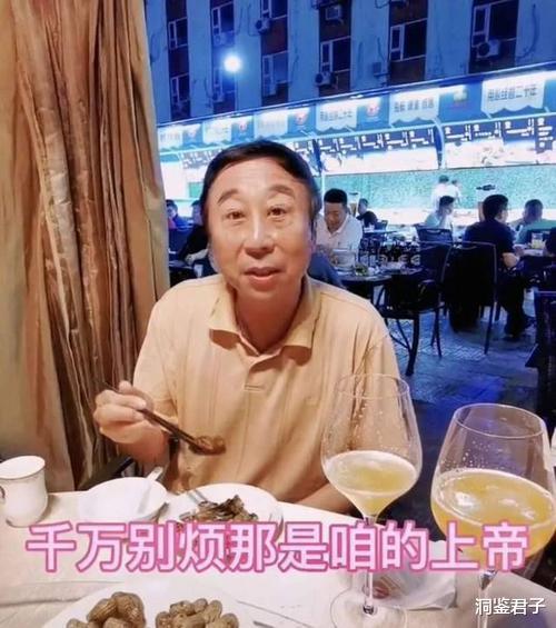 洞鉴君子|64岁冯巩路边摊吃饭，与路人敬酒合影毫无架子：层次越高的人，越低调