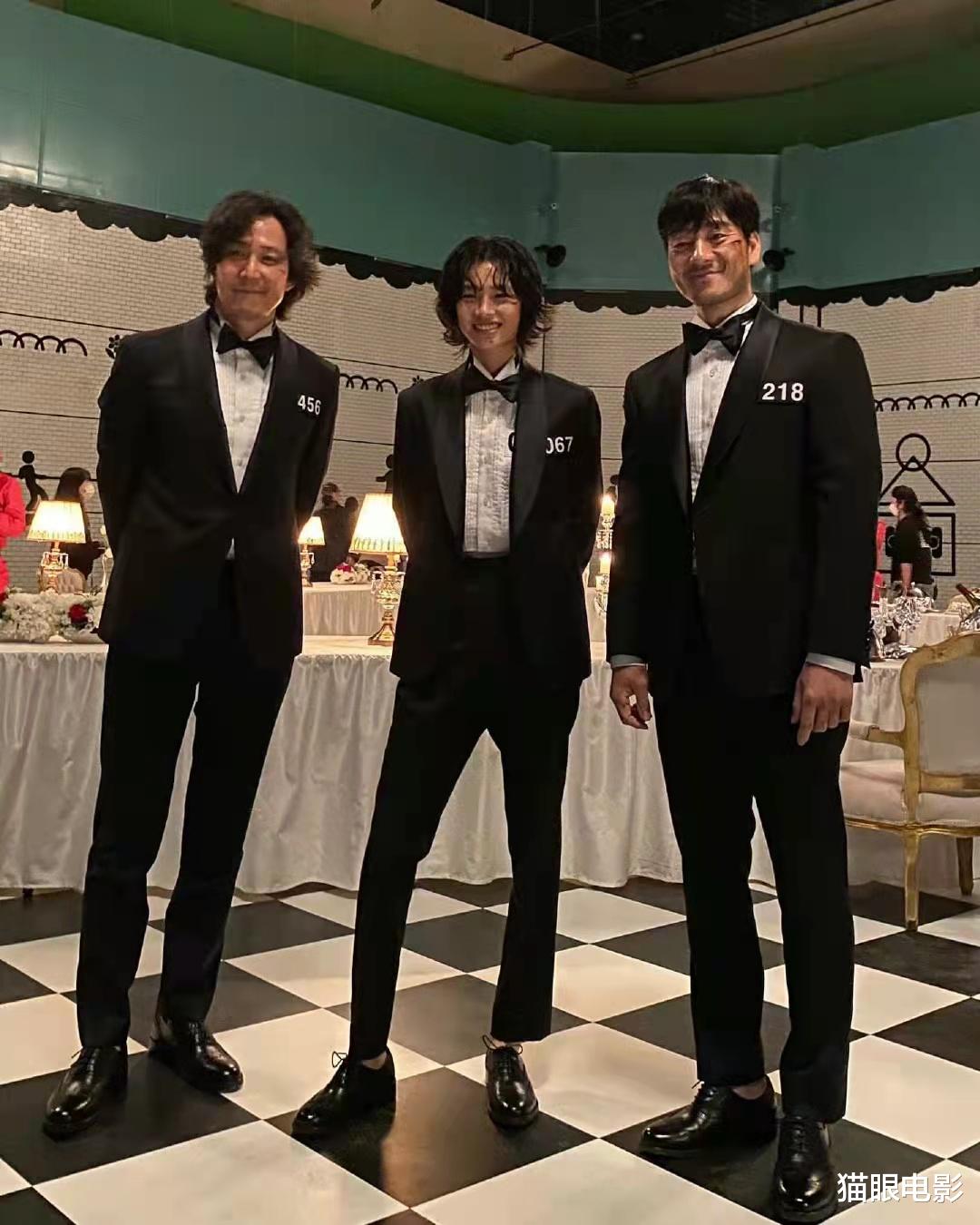 鱿鱼游戏|韩剧鱿鱼游戏大火，全新幕后照曝光，郑浩妍做鬼脸好可爱