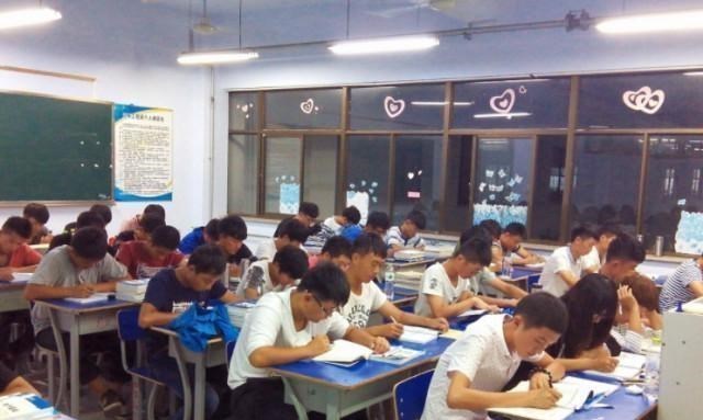 奶豆说育儿|高中生“晚自习”或将被取消,惹家长争议,教育部做出回应