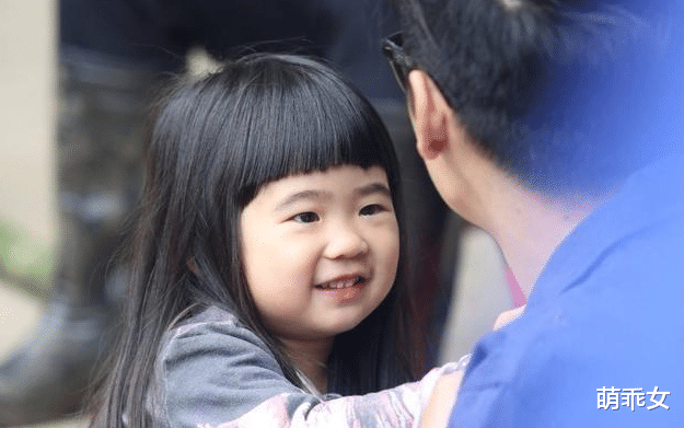 曹格|曹格女儿大长腿逆天了！镜头前各种造型凹不停，可爱得不得了