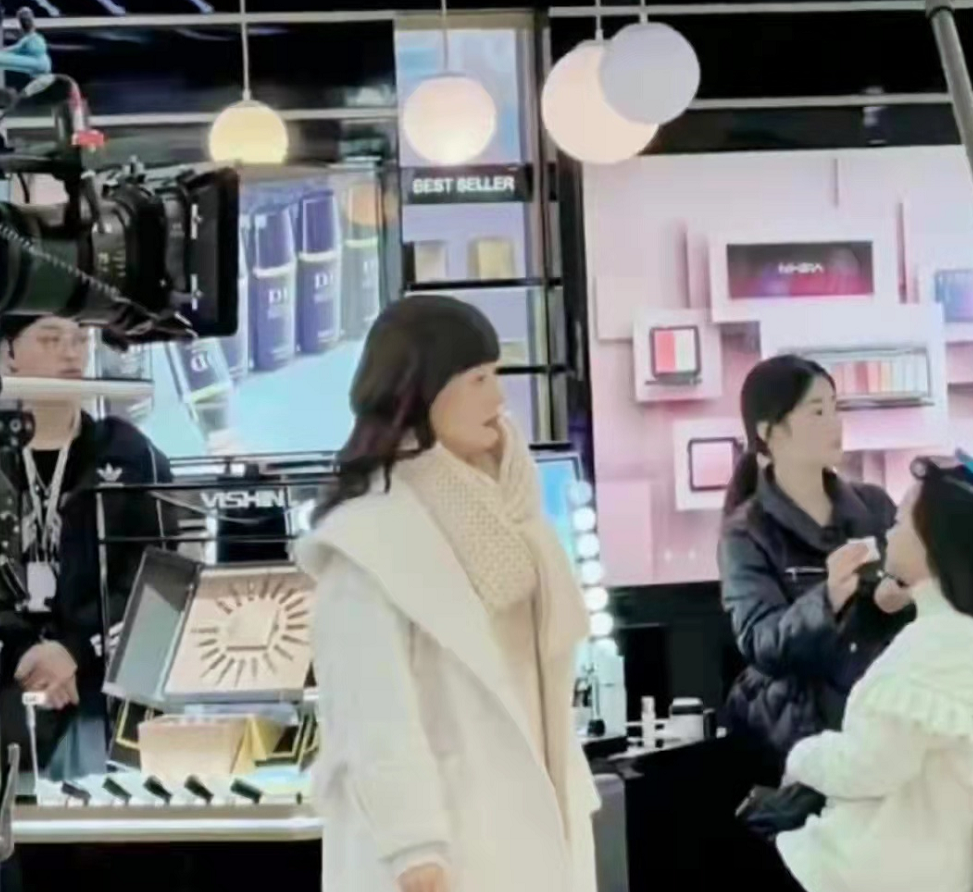 马伊琍|45岁马伊琍演少女上瘾？戴齐刘海假发扮嫩太违和，不过身材是真好