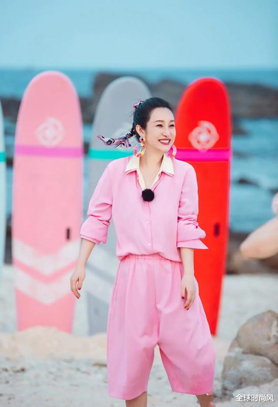 秦海璐搭配“大反轉”，海邊穿粉色套裝好自然，42歲打扮得像24-圖3