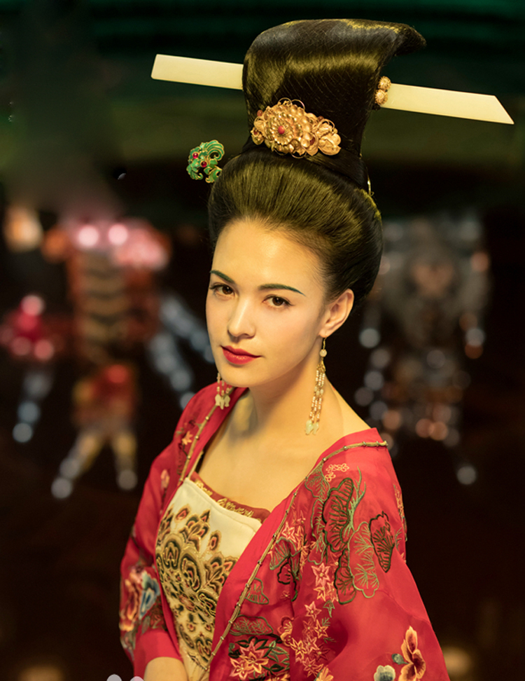 电影|10位混血女星今昔颜值对比：有人30颜垮，有人50如少女，谁最扛老