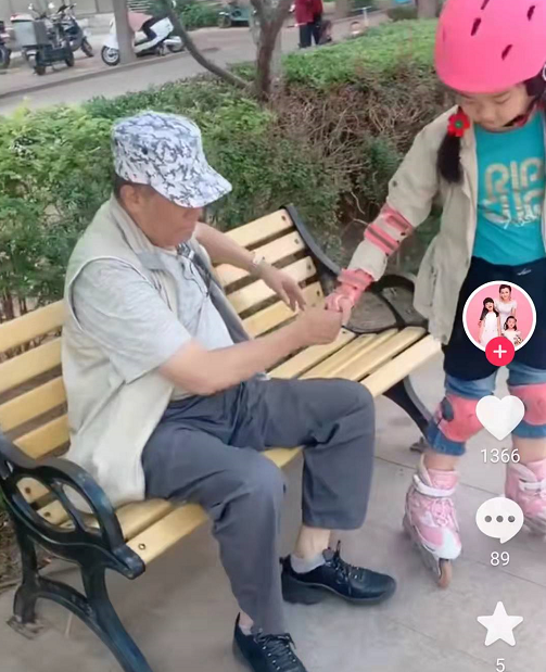 |79岁高明近况曝光！在家把金鸡奖杯给孙女当玩具，现不服老仍拍戏