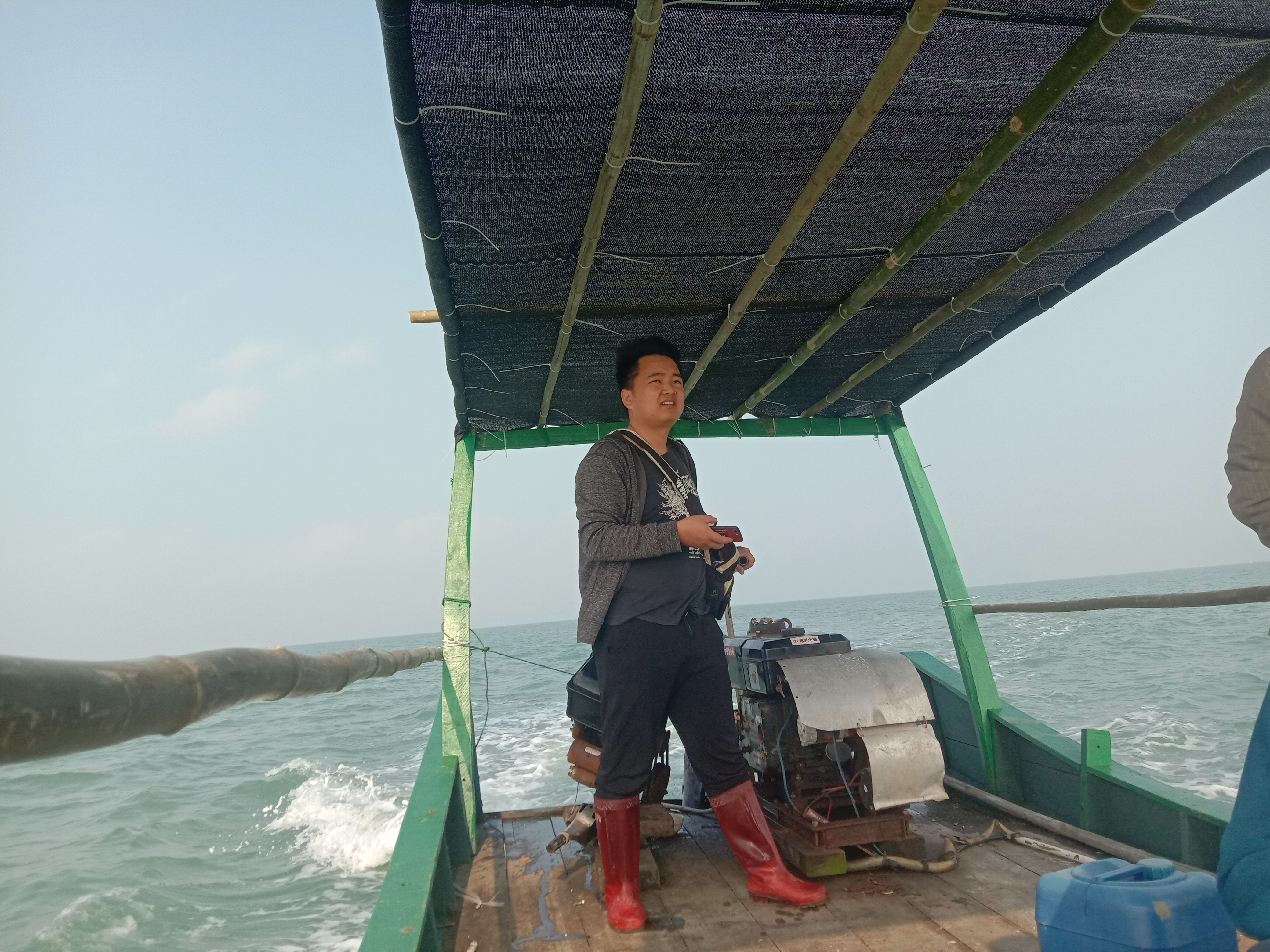 鲫鱼|第一次出海钓鱼，体验划泡沫板登船，开船当舵手，海上野炊