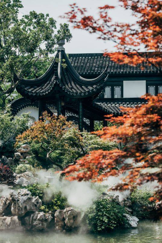 |秋日的中式庭院，一缕阳光，两个人，一壶茶，一盘棋，安静从容
