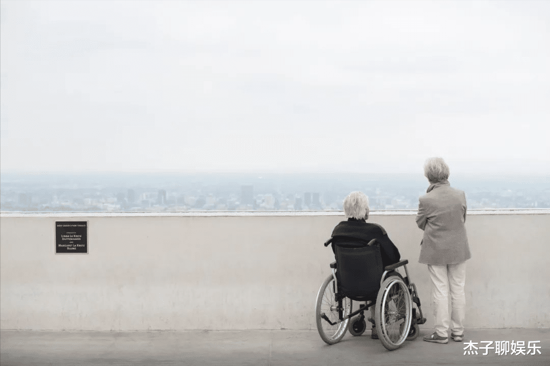 两个女人 55岁保姆拒婚68岁大学教授，得知原因后，网友：这才是人间清醒