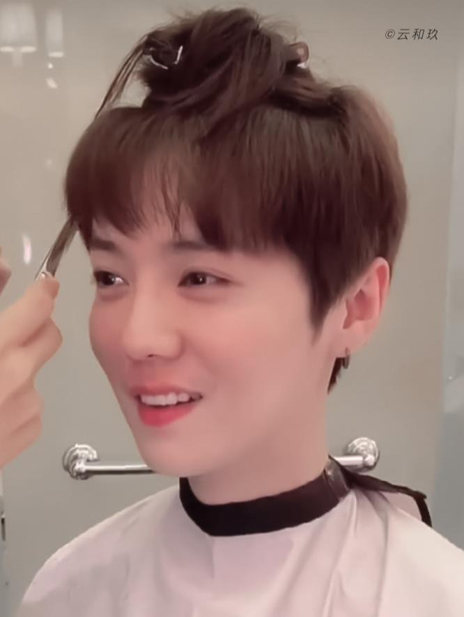 鹿晗 鹿晗剪发vlog流出，原以为换发型后会变丑，没想到低估了他的颜值