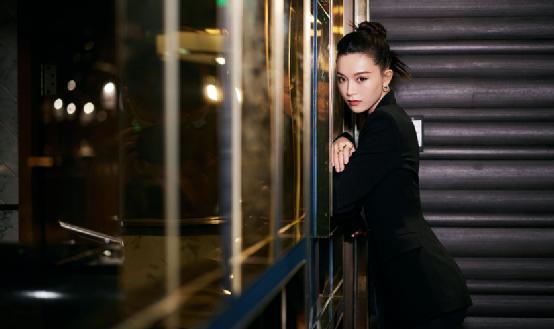 西装|文咏珊的造型总有股大姐大的气派感,露腰西装+后梳盘发,性感帅