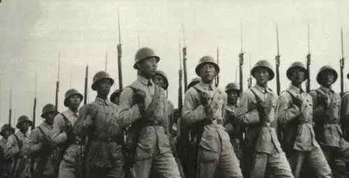 张灵甫|张灵甫兵败孟良崮，死前留下7个大字，老蒋看后撤职大批将领