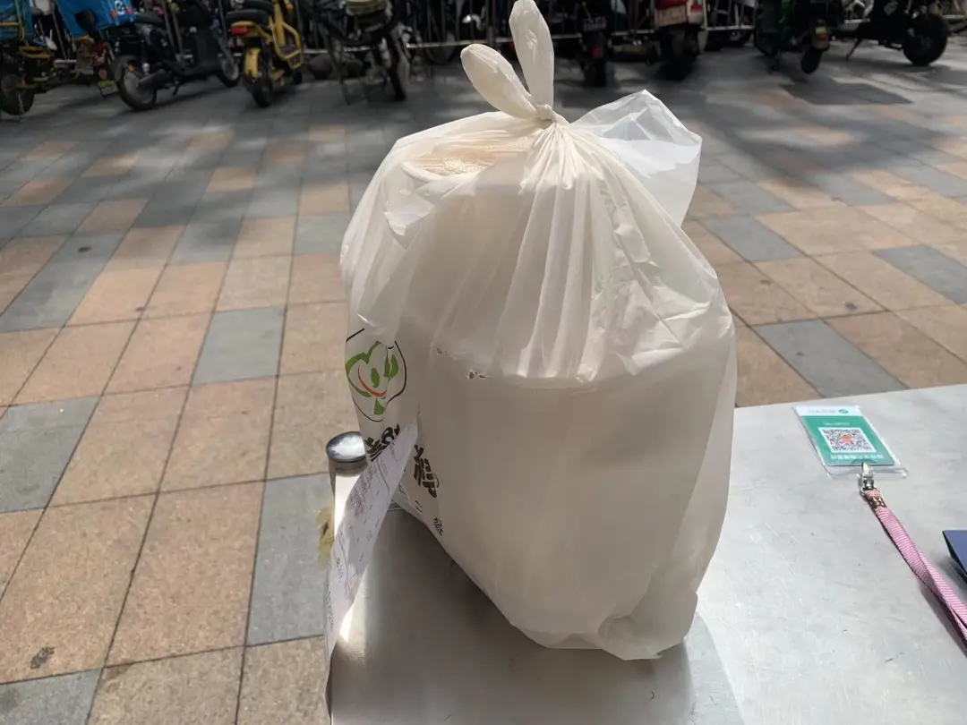 华强北|她们在华强北帮外卖骑手送外卖,曾一度月入过万!