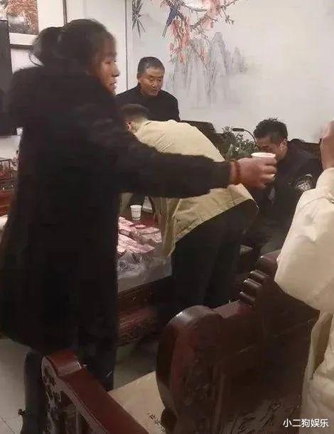 李小萌|陈亚男妈妈回大衣哥家退彩礼！满满一大包现金，金砖直接装塑料袋