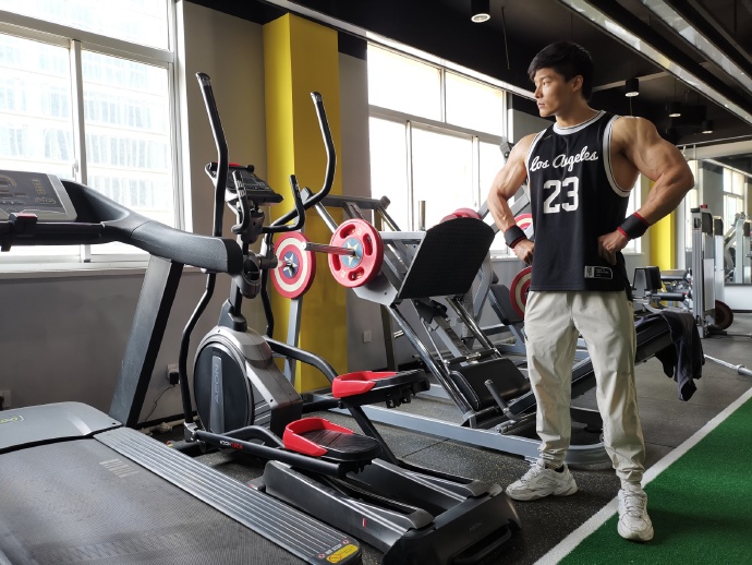 健身圈一哥|胸肌练到拉丝，麒麟臂壮到爆青筋，这样的贴身健身私教棒棒哒！