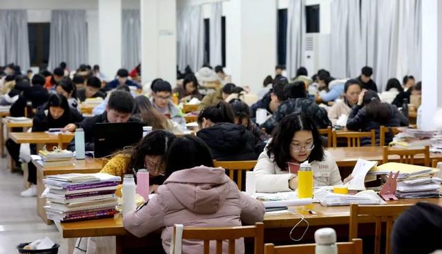 西安某大学因疫情封校，女大学生在宿舍自制麻将，原材料出人意料