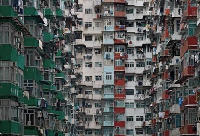 多管闲事 一段香港夫妻视频在网上流传，刺痛了无数人：贫穷早已限制了眼界