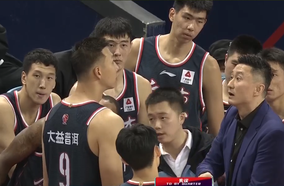 杜锋|险些功亏一篑！刘权标不防守引胡明轩不满，赛后球迷这样评价杜锋