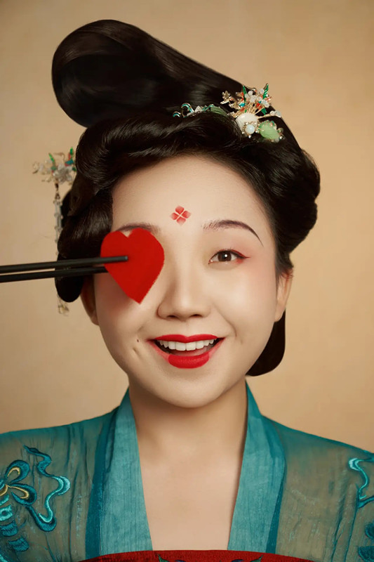 全球时尚号|辣目洋子穿复古装秀身材，以“胖”唯美也可以如此妖娆