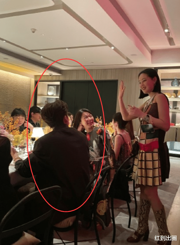 陈小纭|李易峰出席晚宴被拍，和众好友喝酒畅聊，身旁何穗穿吊带腰肢纤细
