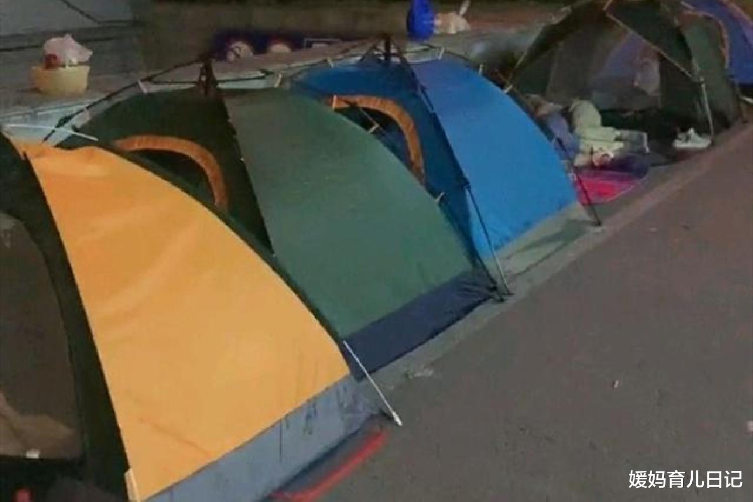 媛妈育儿日记|北京儿童医院门口,家长们在街头席地而睡,为儿治病倾其所有