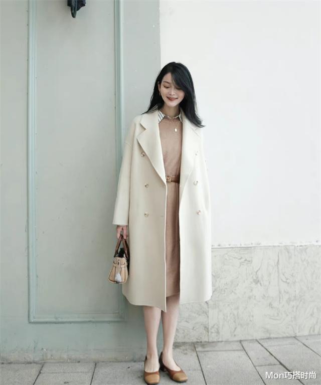 Mon巧搭时尚 秋冬不能错过的“大衣+过膝裙”,知性大方,40岁女人就该这么穿