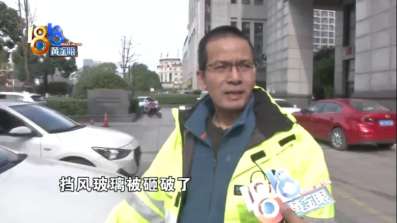 外墙检测后一年没修,瓷砖掉落砸伤新车