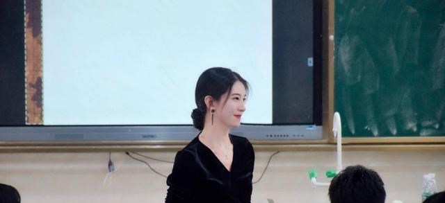 徐璐|海南一女老师因年轻貌美，意外走红，网友：简直比当红明星都漂亮