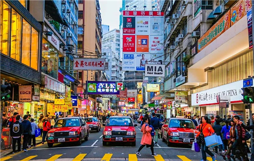 香港 被遗忘的30万香港人:一家四口住7平米笼屋,吃饭睡觉都在马桶边