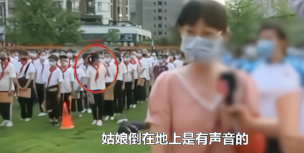 兜妈爱叨叨|武汉某中学开学典礼，学生昏倒30秒无人扶，直播镜头记录冰冷一幕