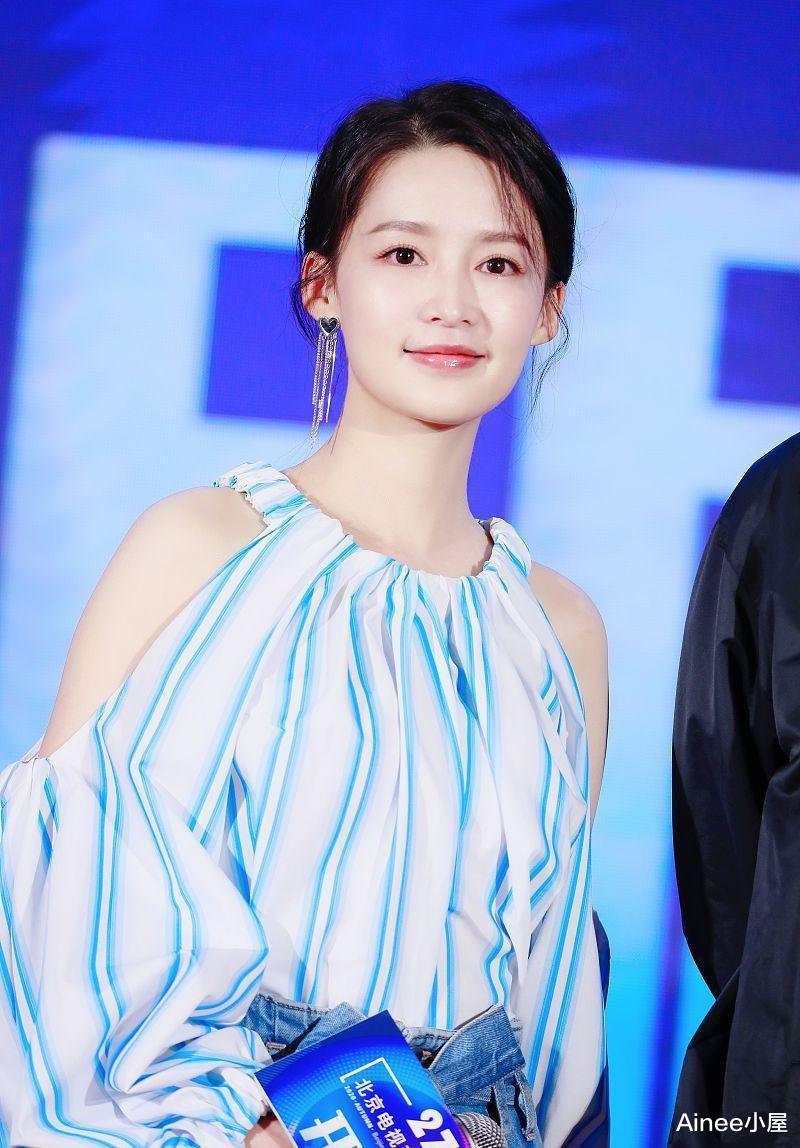 穿衣搭配|李沁的少女感是条纹给的，露肩衬衫配纸袋裤，纤细身材直观可见