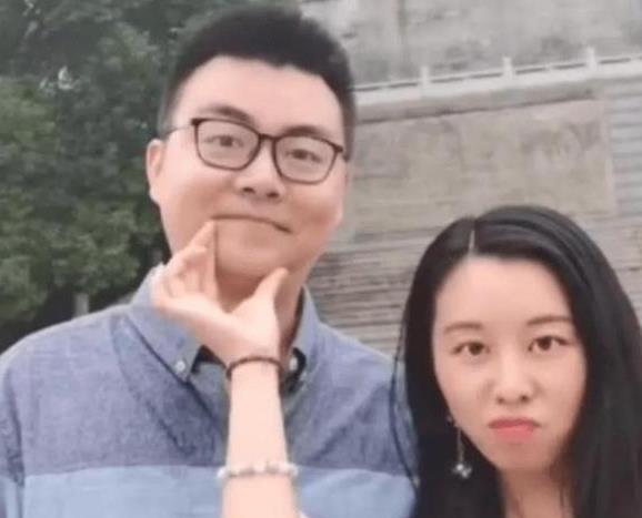 奇奇|田静晒全家出行照，许妈被护在中间，奇奇成奶奶的“小挂件”