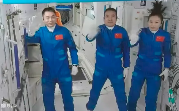 三位航天员在太空是怎么睡觉的?太空生活原来是这样的