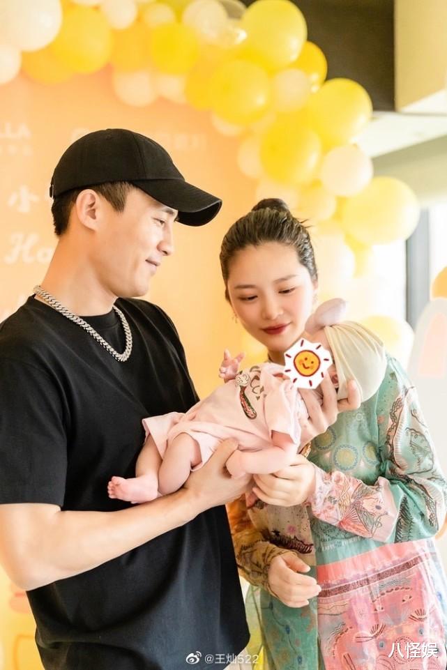 王灿|杜淳老婆首晒送女儿的满月礼，蛋饺戴千元黄金饰品，小肉手超可爱