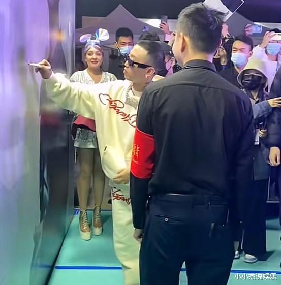 |周延空降昆明某剧场，手插口袋签名潇洒，网友感慨：好大的排面啊
