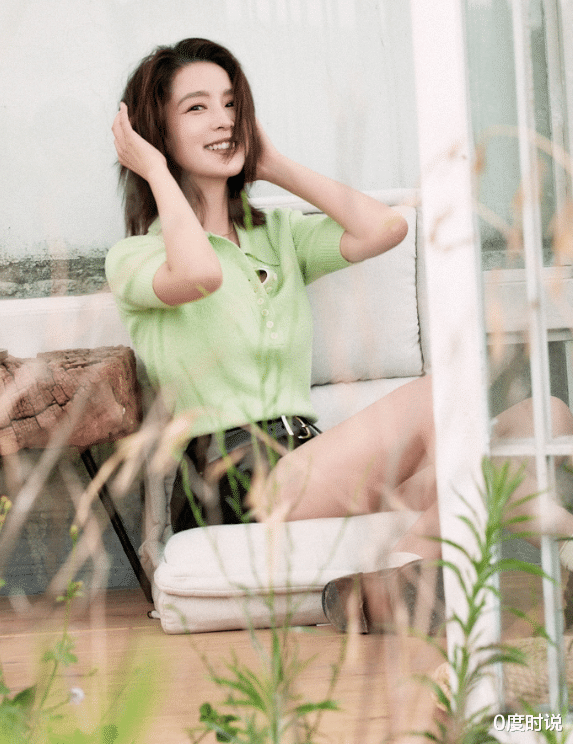 李沁|李沁首次尝试“液体裙”，全程身材秀出，男粉都看红脸