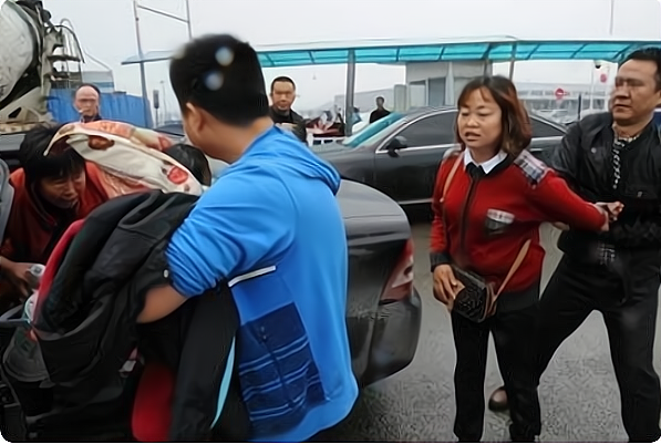 如何应对人贩子组团抢娃?别说不认识他,三招让路人愿意出手帮忙
