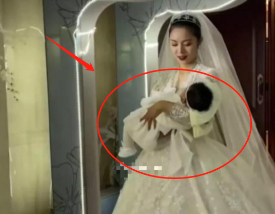 母婴育儿宝 “超美新娘”怀抱婴儿举行婚礼，孩子身份揭晓后，网友感动落泪