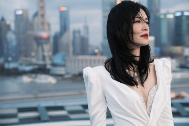 姚晨|42岁姚晨罕见不秀身材！穿白裙优雅又端庄，气质出众真惹人羡慕