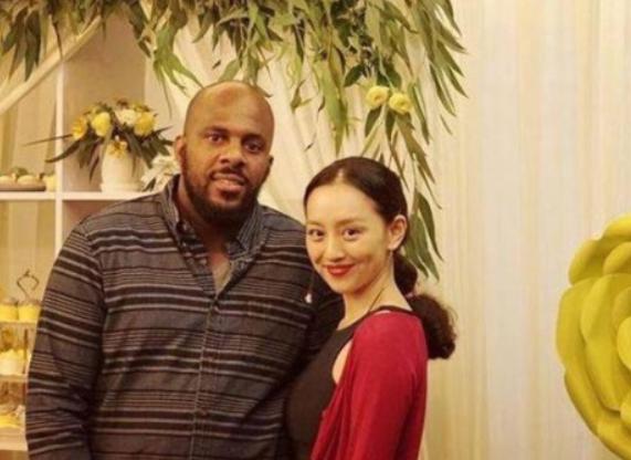 黄晓明|她是很多人的“童年女神”，因美貌迷倒释小龙，嫁给黑人后变化大