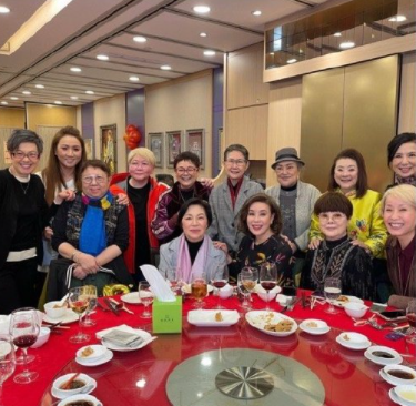 叶童|香港知名娱记生日宴场面大，叶童多次上镜，整容女邵音音参与合影