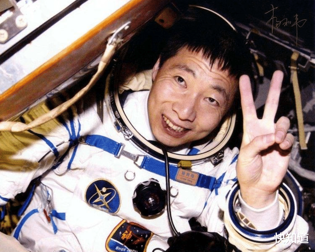卫星 杨利伟进入太空为何要带把手枪?不是防备外星人,苏联教训不能忘