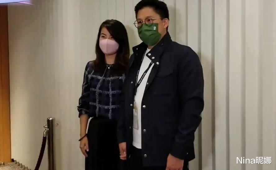 Nina昵娜|郭晶晶首次担任东京奥运会评委心情好，穿半身裙现身大谈育儿经，真替霍家长脸