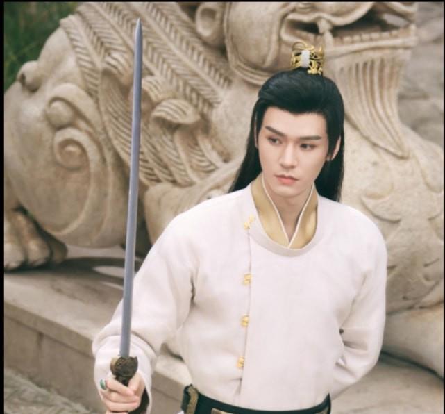 时尚百搭说|龚俊吐槽《安乐传》代拍猖狂:提前跑到棚里藏在假山里,挖洞进去