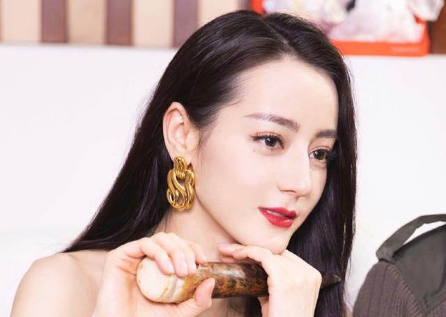 麦迪娜·买买提|有种“偏心”叫麦迪娜，女娲为她创造了美颜，却忘了捏一下她的手