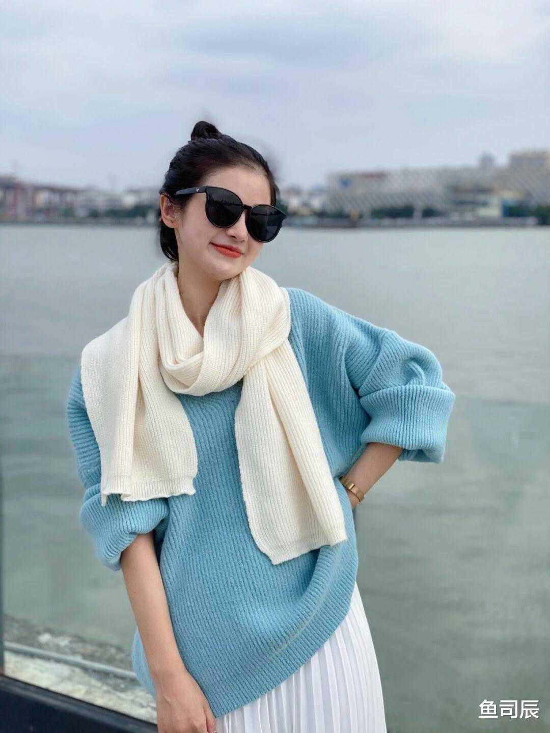 鱼司辰|25、35岁的女性穿衣不要太花哨，建议几个基础款，提高气质与颜值