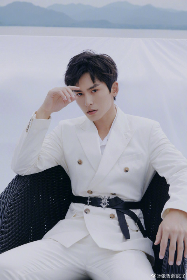 广电总局|张哲瀚疑似求婚成功，女方肤白貌美大长腿，五年前曾被拍戴情侣帽